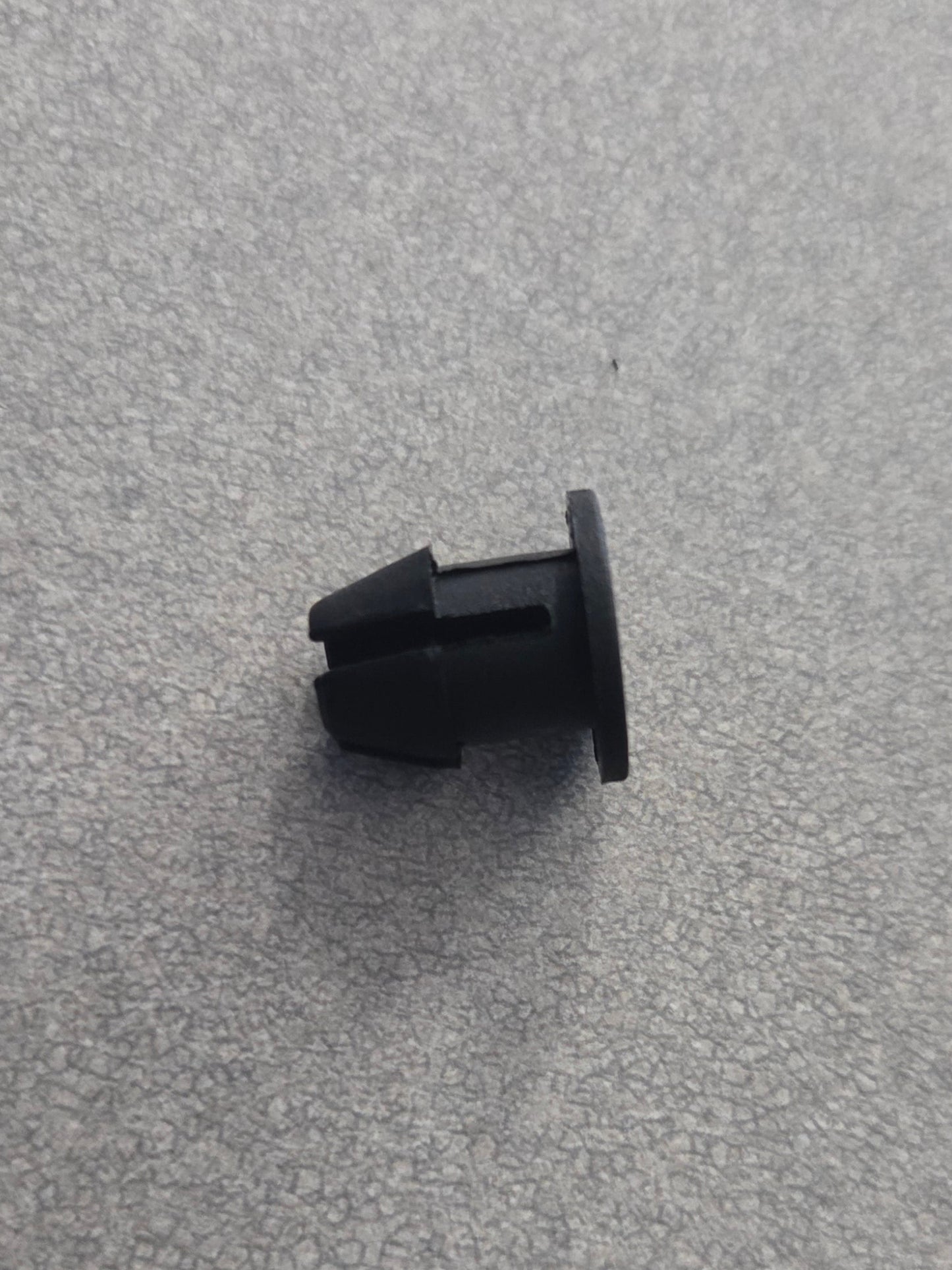 Mahindra Tractor Plug 007535100C1